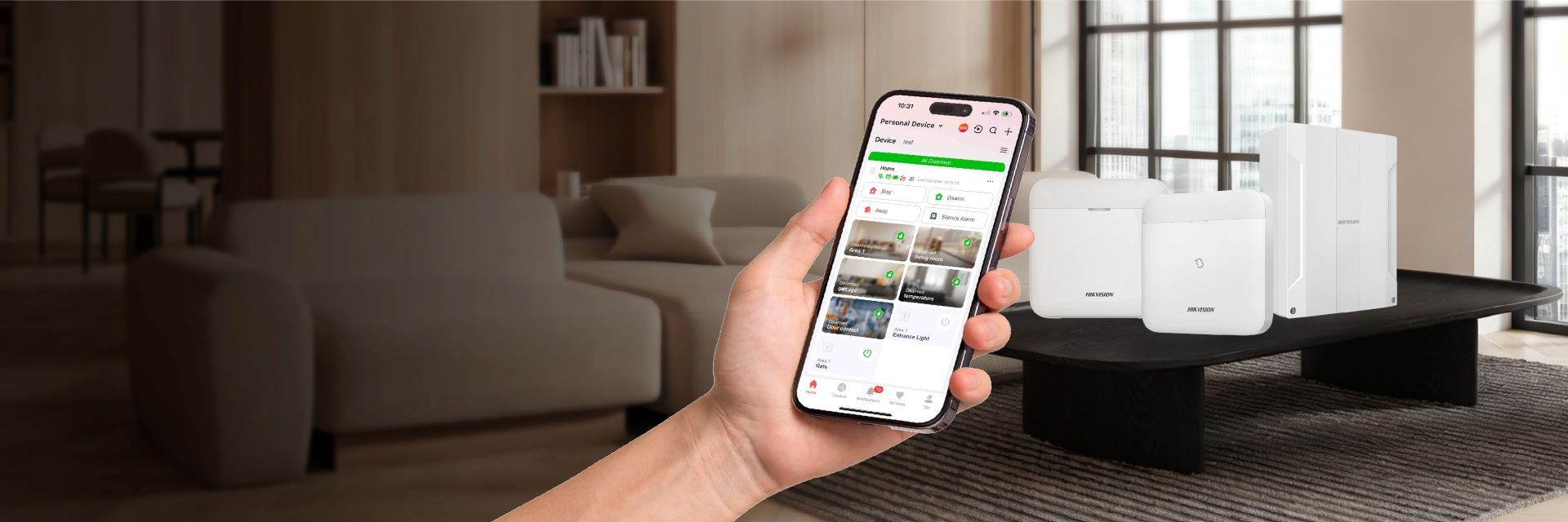 Telemóvel com a app de alarme e centrais Hikvision numa sala