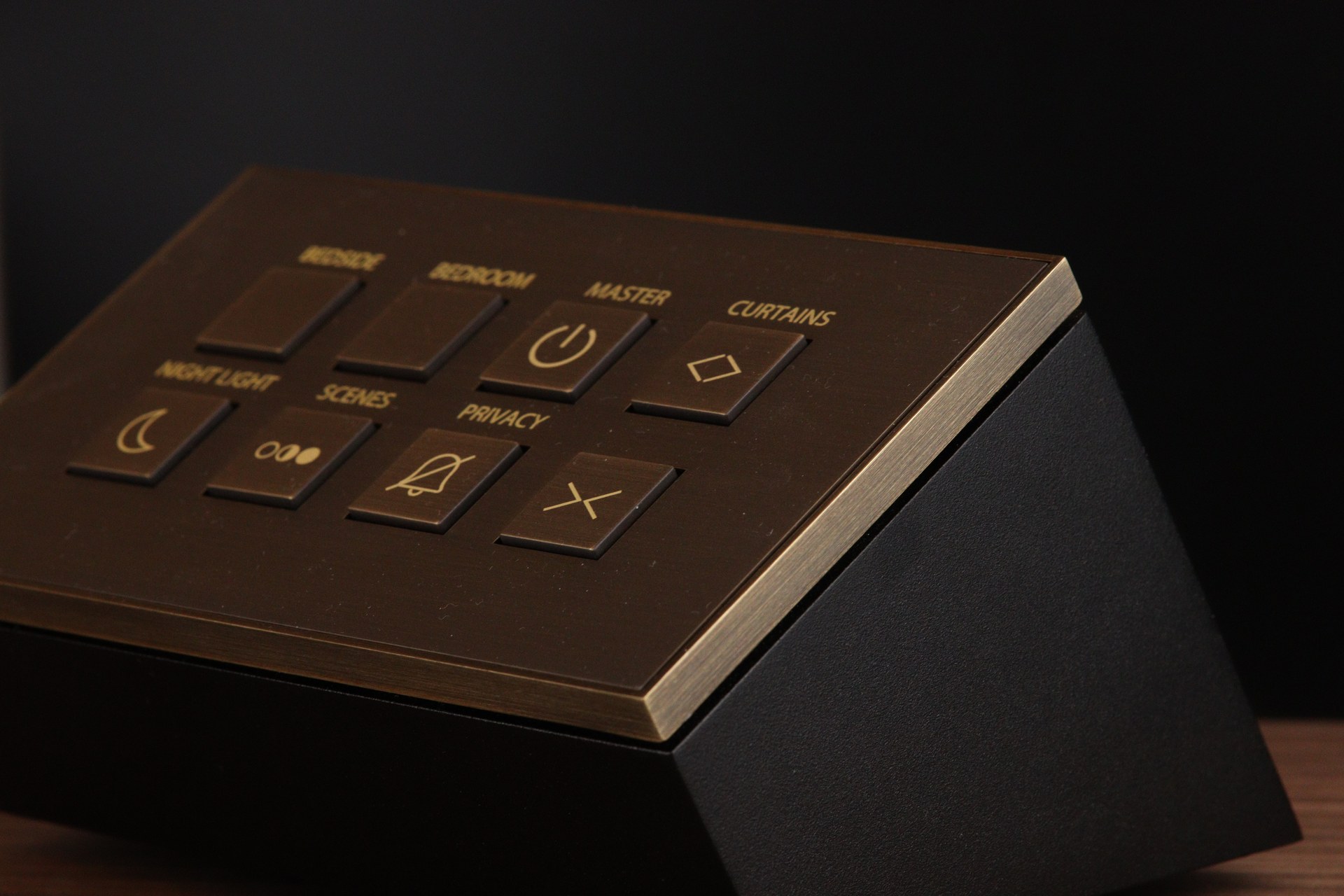 Teclado de cabeceira em bronze com teclas para luzes, cenários, cortinas, luz de presença e privacidade