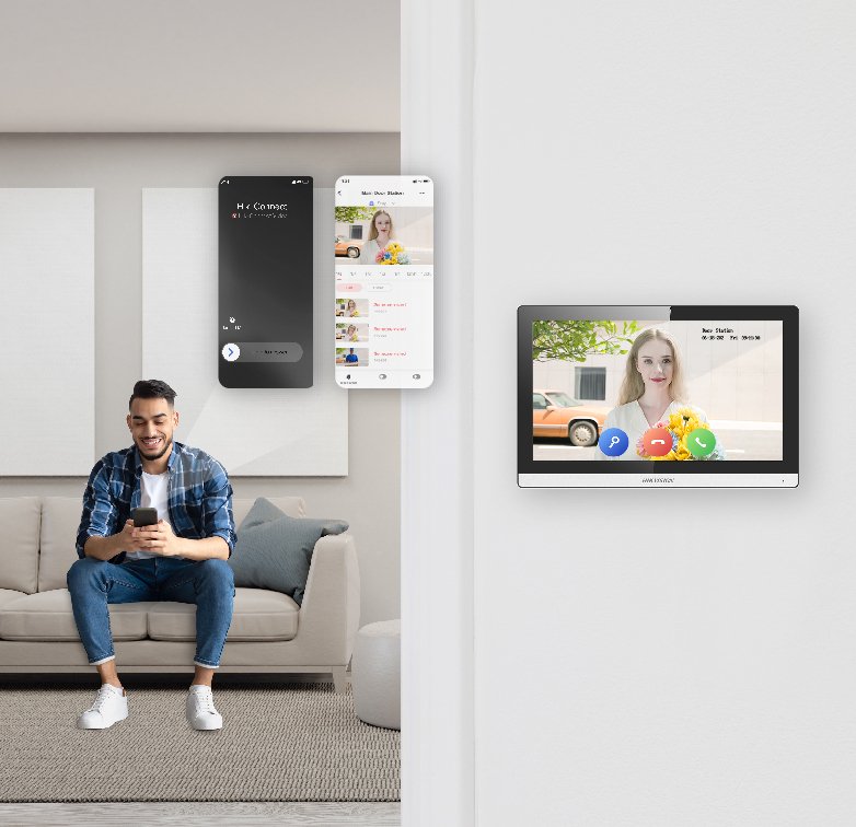 Homem no sofá a atender o videoporteiro no telemóvel com a app Hik-Connect, e monitor interior Hikvision na parede